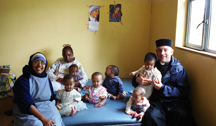 Don José María en Etiopía, con las Misioneras de la Caridad