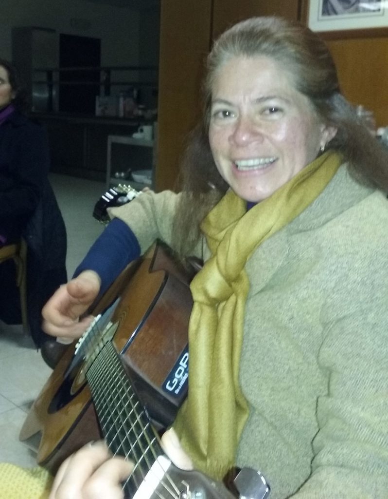 Claudia Avendaño tocando guitarra