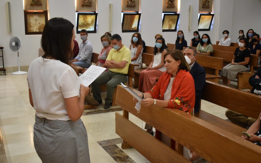 María Cereceda renueva su consagración a Dios en el Regnum Christi ante la directora territorial de las consagradas, Betty Rivera