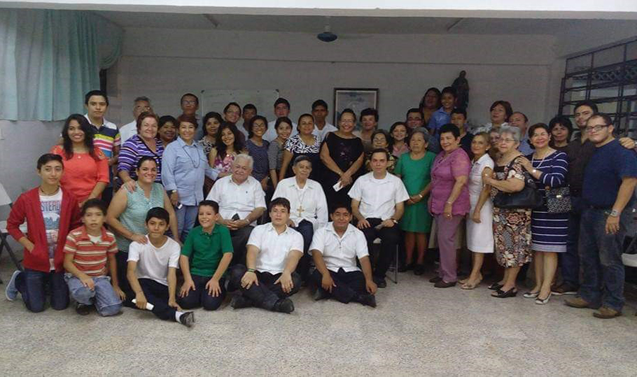 El P. Edward Pereira, LC, junto a Monseñor Bernal, LC, Obispo de Cancún, y una comunidad de Chetumal, Estado de Quintana Roo