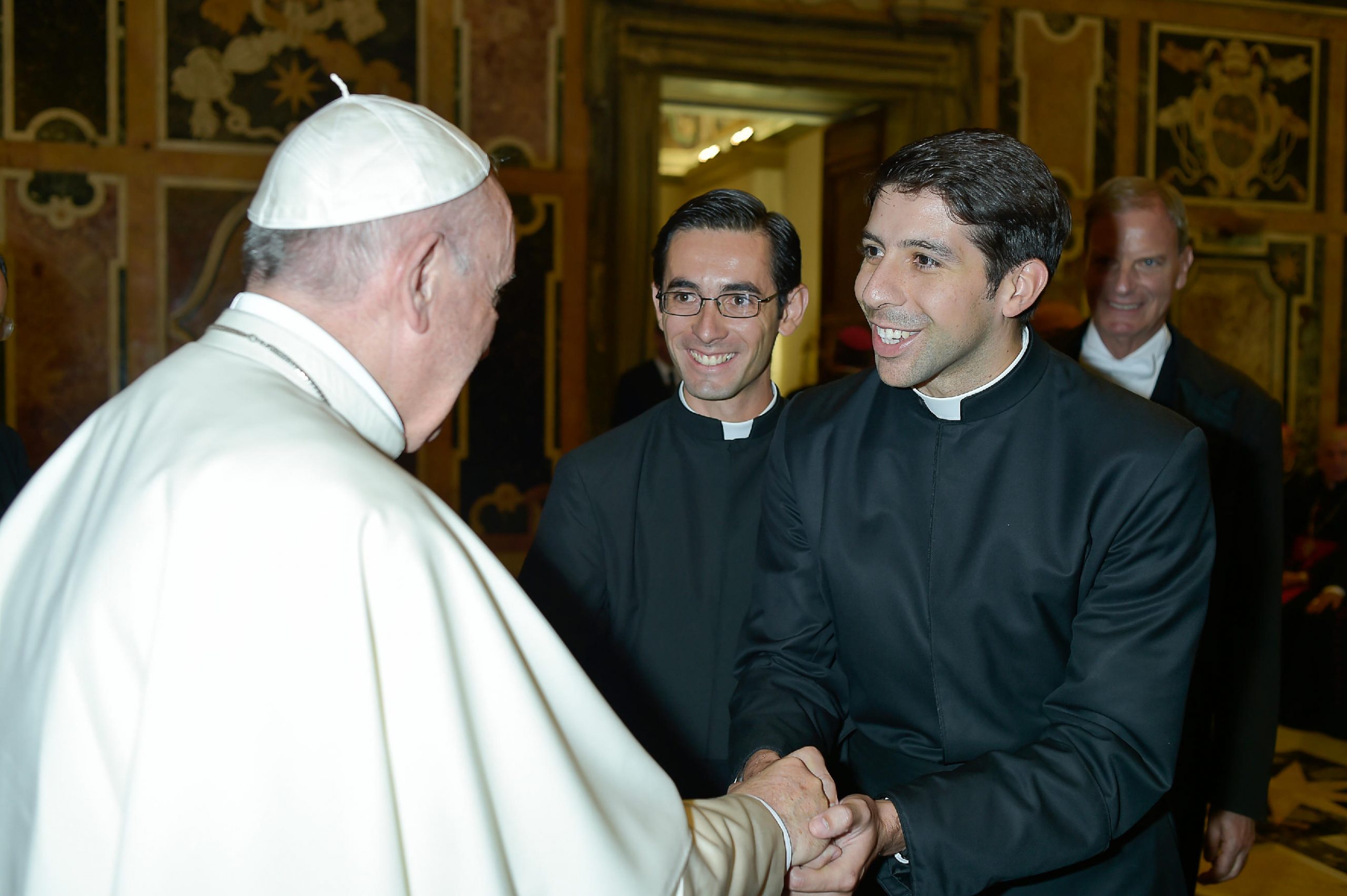 El P. Francisco Xavier Gutiérrez, LC, saludando al Papa Francisco