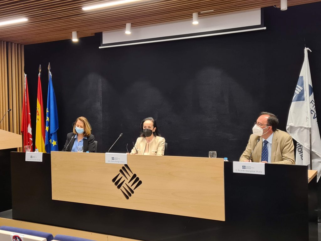Presentación del Manifiesto en favor de toda vida humana 'Cuidar siempre es posible'. De izquierda a derecha, María Lacalle, Elena Postigo y Ricardo Abengózar