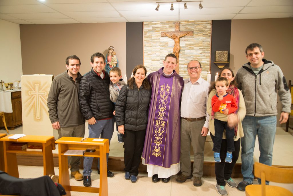 El P. Sebastián con su familia, el día de su Primera Misa