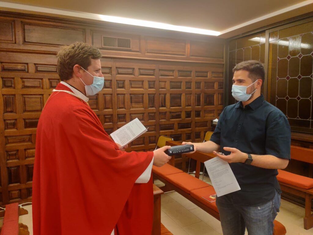 Arturo recibiendo la Biblia durante la ceremonia de entrada en el Regnum Christi como laico