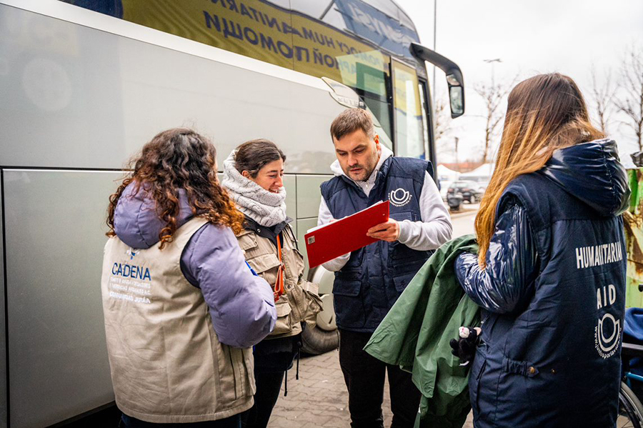 Begoña, coordinando la salida de un autobús con refugiados.