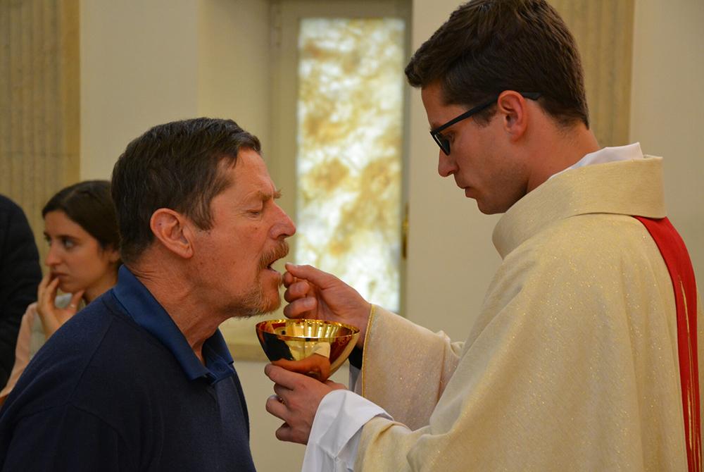 Alejandro recibiendo la Comunión en la Primera Misa de su hijo