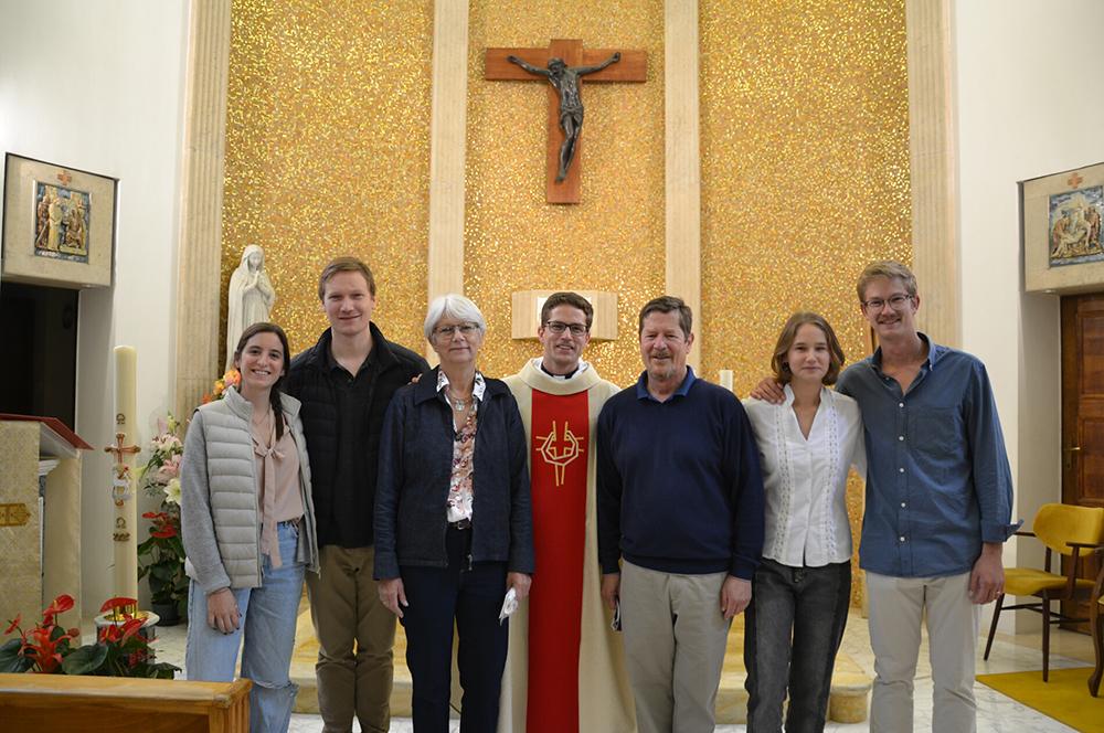 El P. Rafael con parte de su familia al finalizar su Primera Misa en Roma