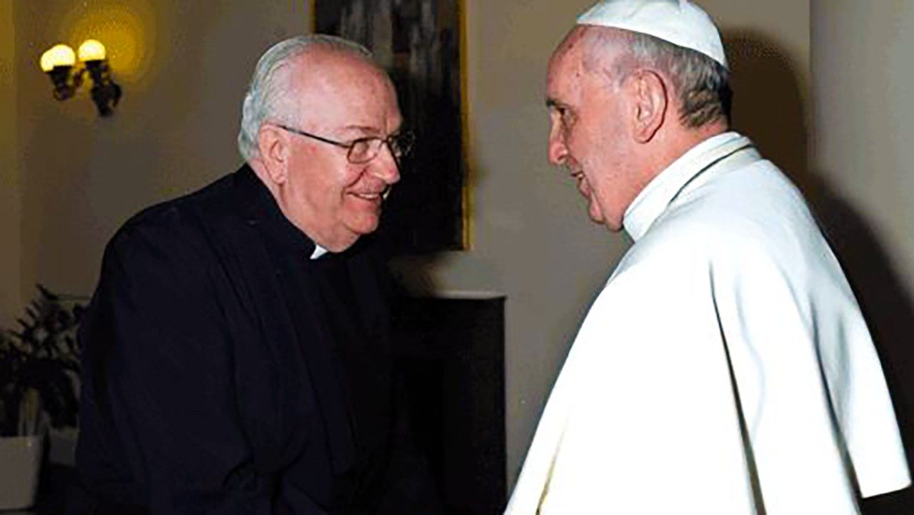 El Cardenal Fernando Vérgez legionario de Cristo saluda al Papa Francisco