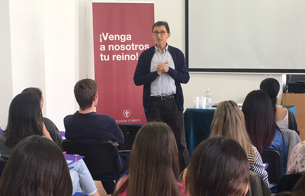 El profesor Miguel Roca durante su conferencia a los jóvenes.