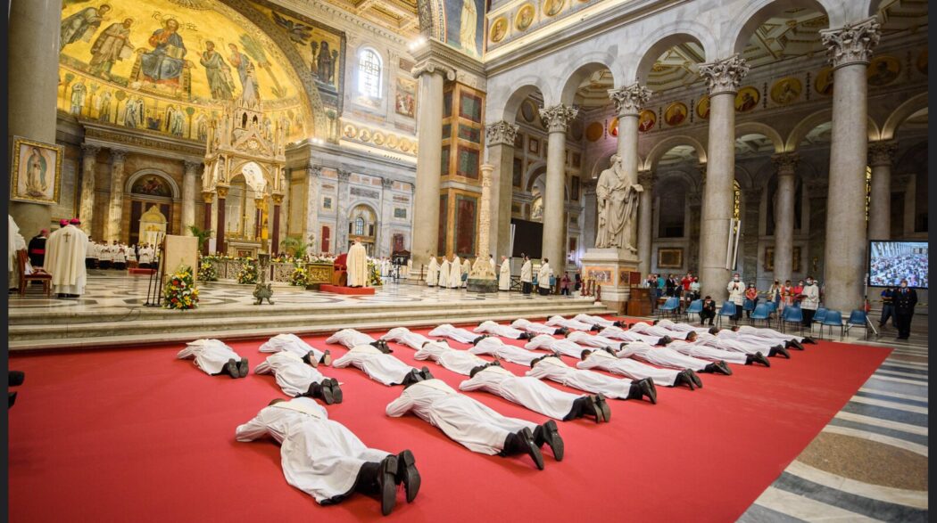 El Cardenal Bertello ordenó a 28 sacerdotes legionarios de Cristo.