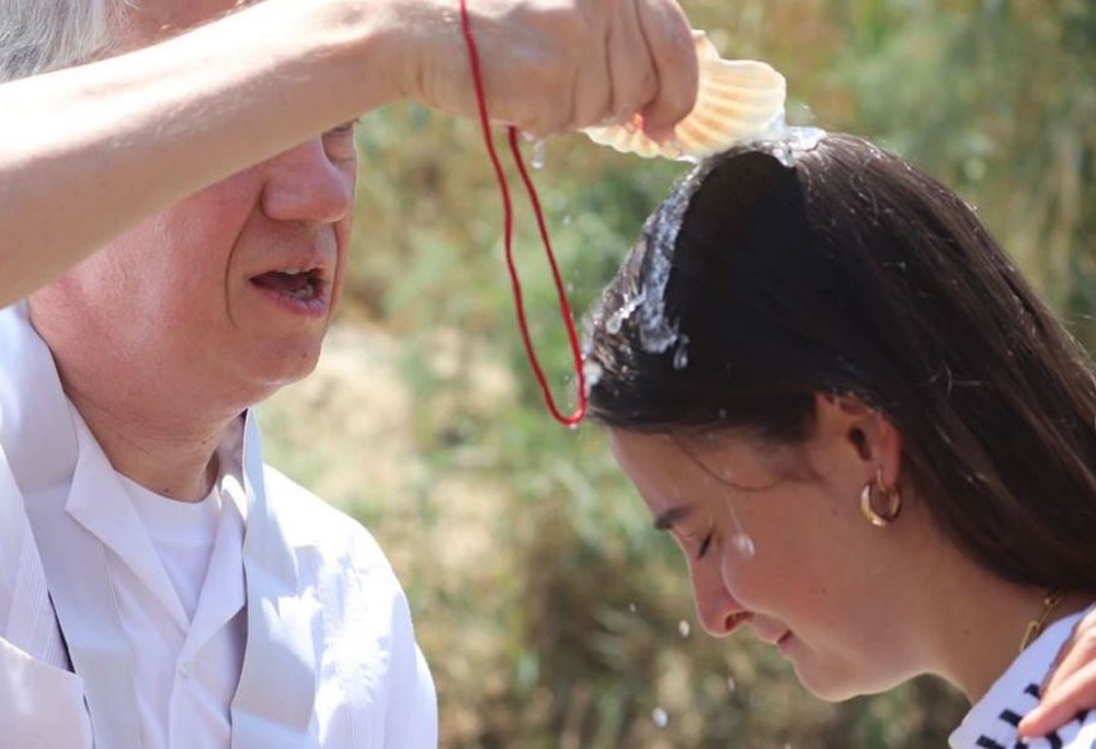 Cristina renueva su bautiszo en el Jordán, en Tierra Santa