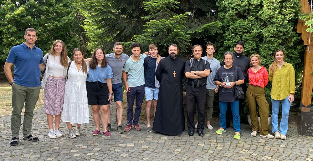 El grupo de Interecclesias con el Rector del Seminario Greco Católico de Uzhgorod, P. Petro Beresh, y un seminarista.