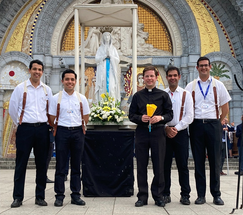El P. Nikolaus junto con los actuales novicios en Lourdes, en mayo de 2022, donde colaboraron como camilleros de los enfermos.