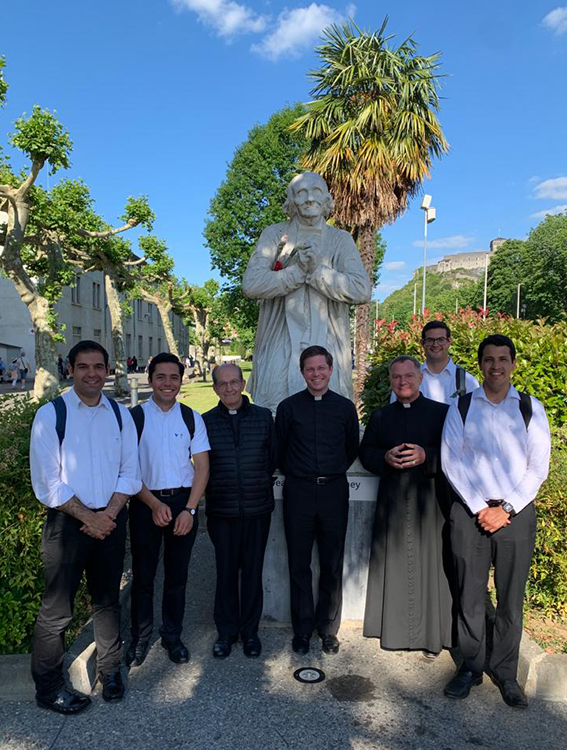 El P. Nikolaus, con miembros de la comunidad del noviciado, junto a una estatua del san Juan Bautista María Vianney, patrono de los sacerdotes.