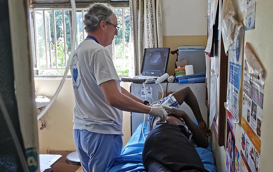 El Dr. Ignacio Romero pasando consulta urológica a un paciente de la misión
