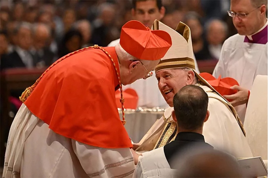 El Cardenal Fernando Vérgez legionario de Cristo con el Papa Francisco