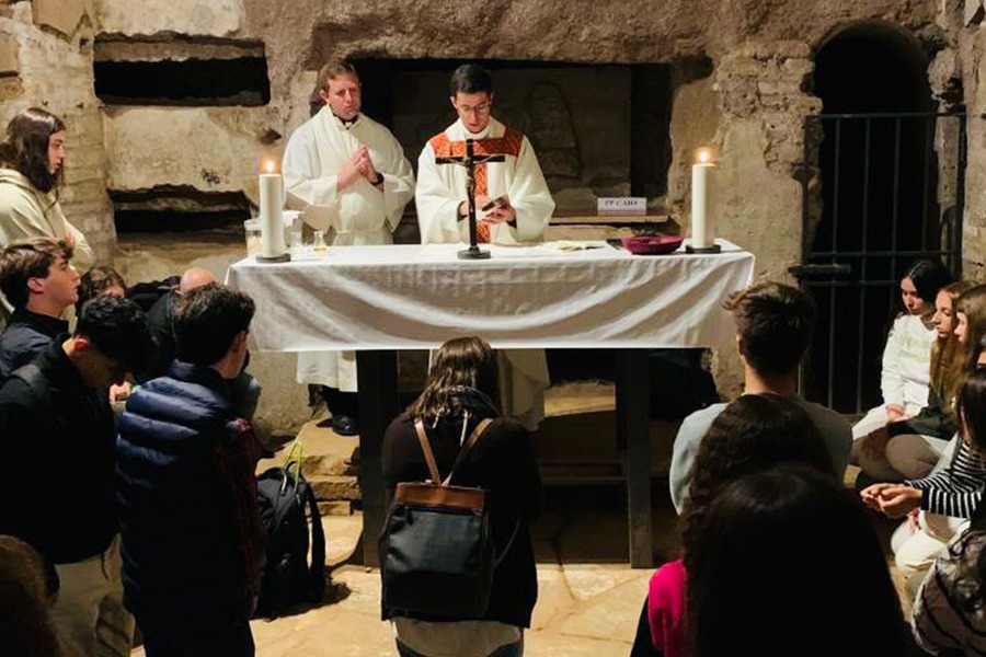 Los peregrinos, en misa en las catacumbas de San Calixto