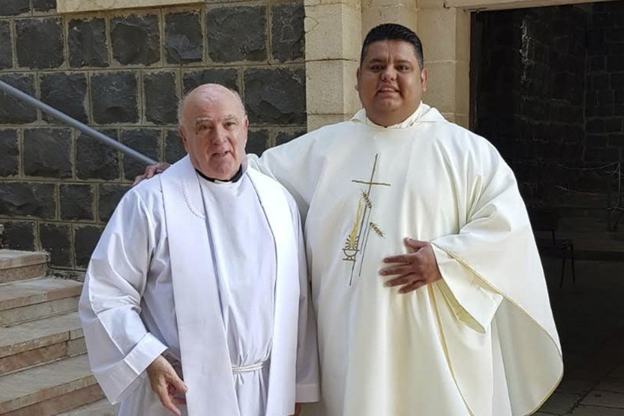 Angel García Rivilla acompañando a otros sacerdotes