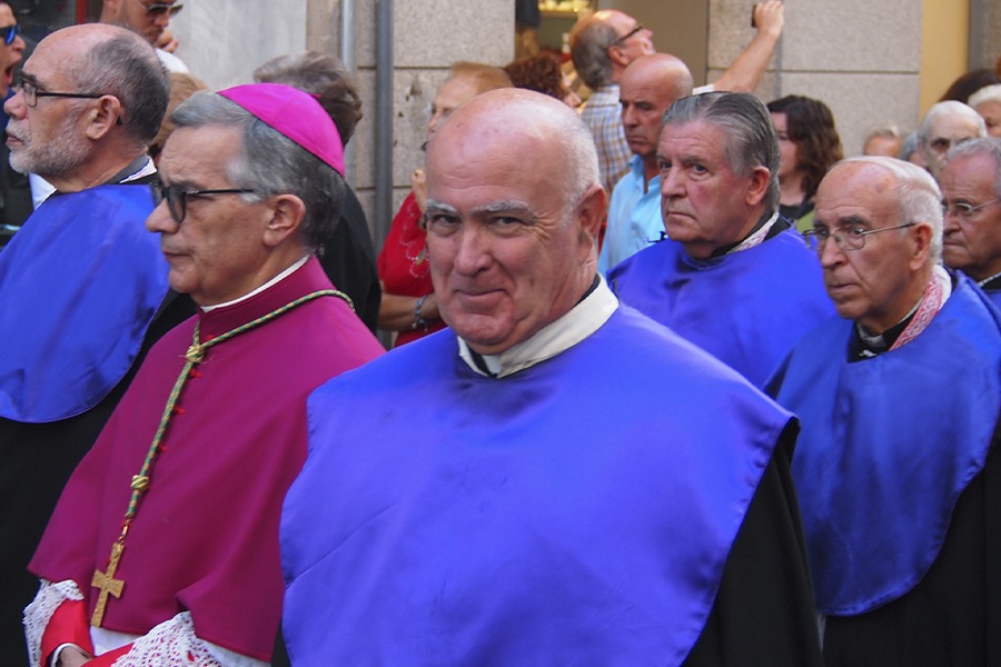 Angel García Rivilla en una procesión por la calles de Segovia, junto a su Obispo César Franco