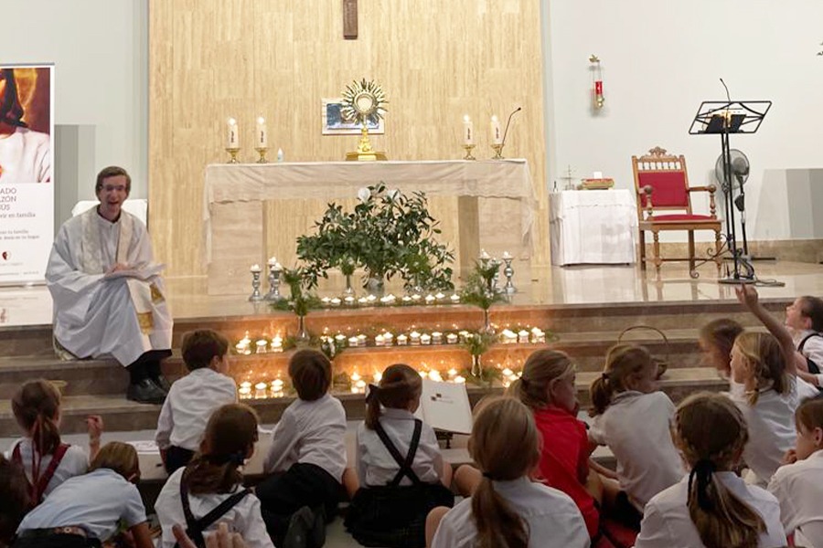 Adoración al Santísimo para niños de 1 a 14 años junto con sus padres en Highlands School Sevilla colegio Regnum Christi