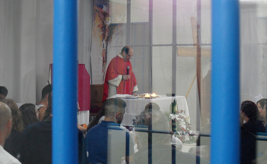 P. Roselló celebra misa en la cárcel, una misa entre rejas