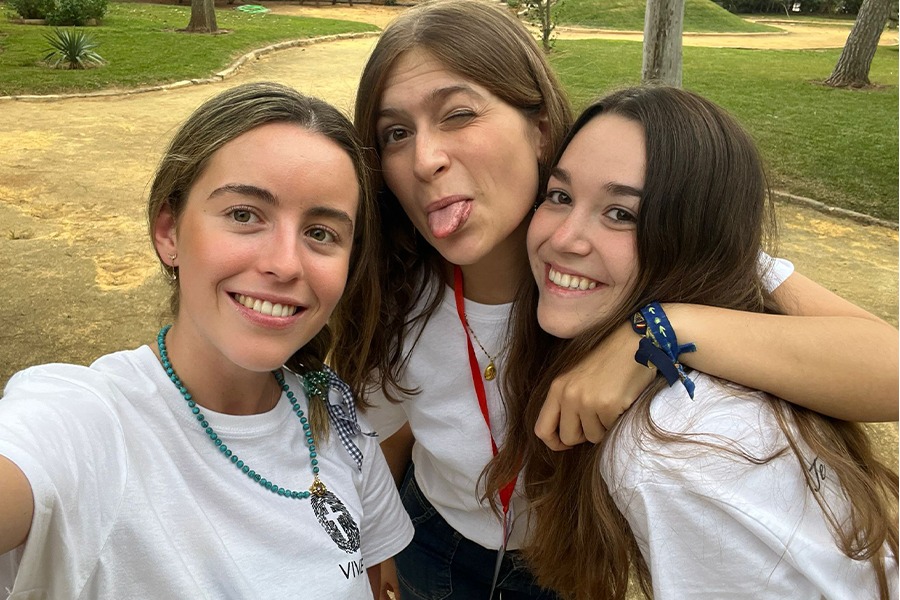 Elena Moreno, la primera por la izquierda, junto a otras dos amigas del retiro VIVE organizado por el Regnum Christi de Sevilla