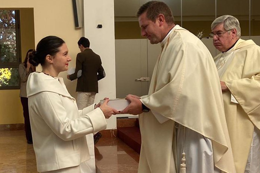 Marta Reina recibe la Biblia en su incorporación al Regnum Christi