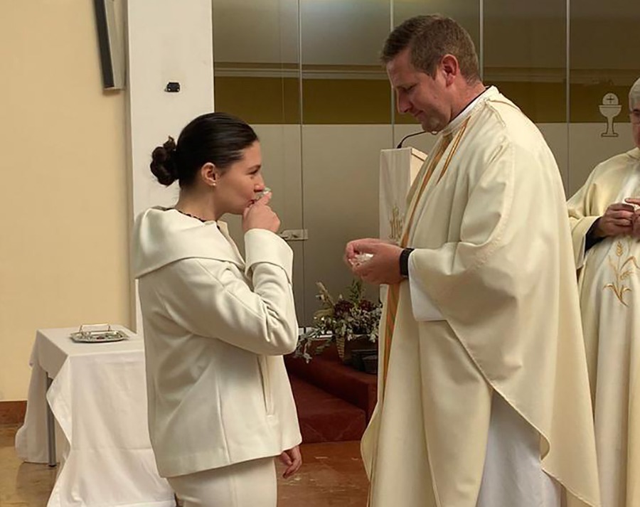 Marta besa la cruz durante la ceremonia de incorporación al Regnum Christi