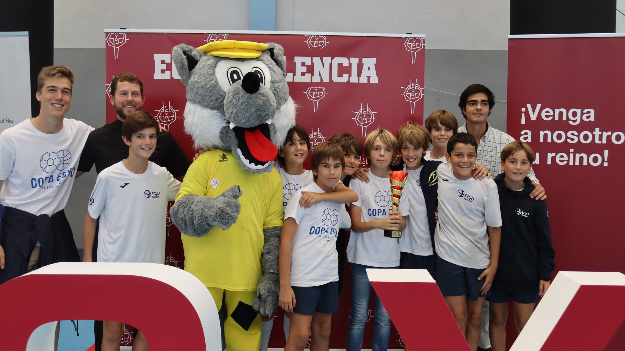 Everest School Monteclaro recogiendo trofeos en la Copa ECYD