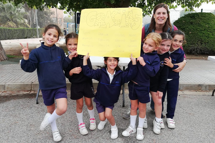 Un grupo de niñas y una madre NET en el recreo de Highlands School Sevilla