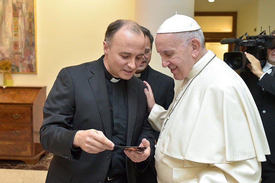Santiago Arellano, galardón de pastoral familiar de Alter Christus, con el Papa Francisco
