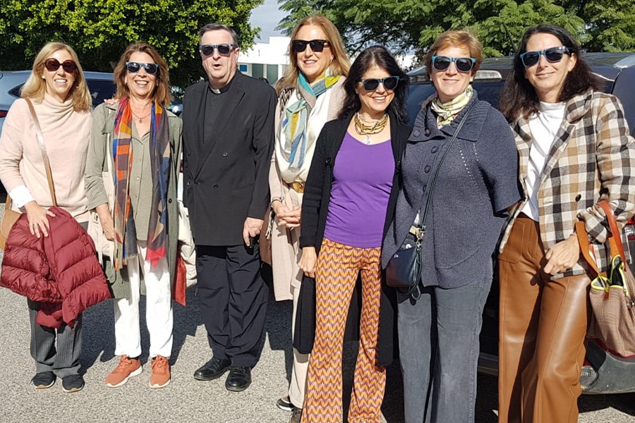 Un grupo de señoras de Sevilla y el P. Cutanda legionario de Cristo con las Gafas de Cristo Rey 