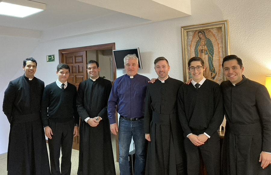Miembros de la comunidad del noviciado de los Legionarios de Cristo junto a un sacerdote diocesano que les visitó