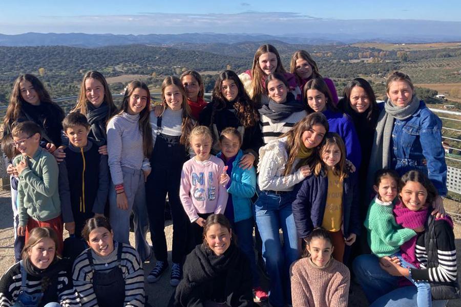 Chicas del ECYD de Sevilla con niñas del pueblo de Alanís