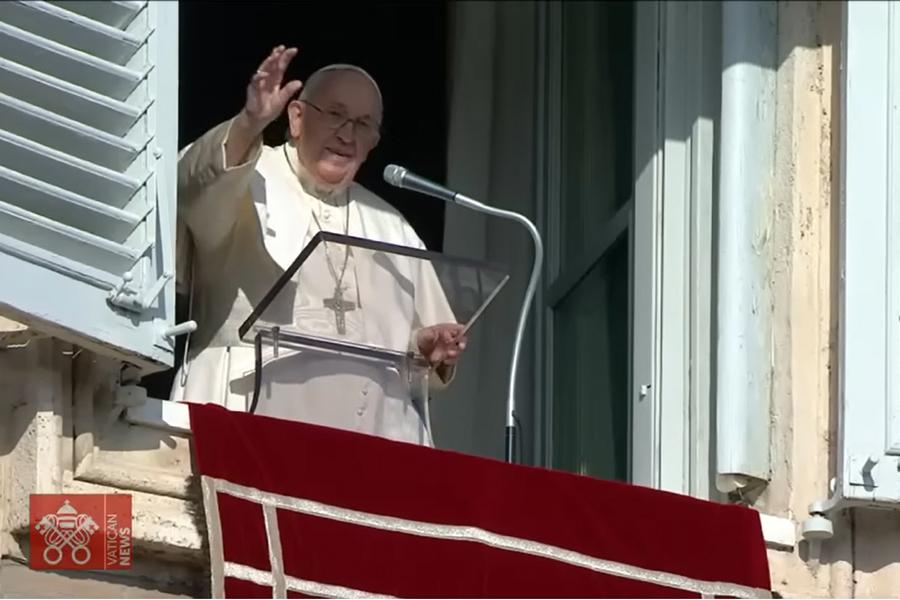 El Papa Francisco saluda a los miembros del ECYD en la plaza de san Pedro