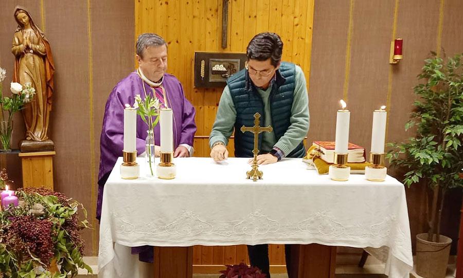 Sebastián firma el acta de su ingreso al Regnum Christi como laico