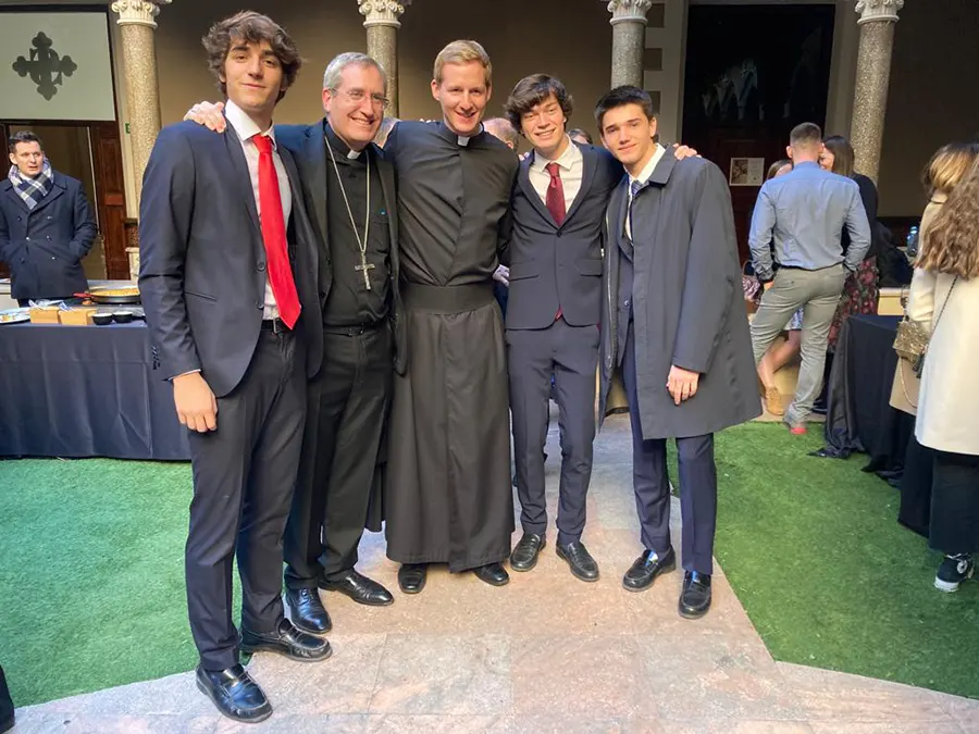 Santi, a la izquierda de la imagen, junto a monseñor Javier Vilanova, obispo auxiliar de Barcelona, y el P. Marcin Jablonki, LC, el día de su ordenación sacerdotal.