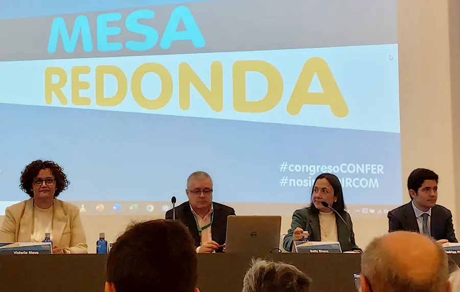 Betty Rivera, durante la mesa redonda en la que participó junto a Jesús Díaz Sariego director de CONFER y provincial de los dominicos; Victoria Moya, dircom de Escuelas católicas; y Rodrigo Pinedo, dircom del Arzobispado de Madrid.