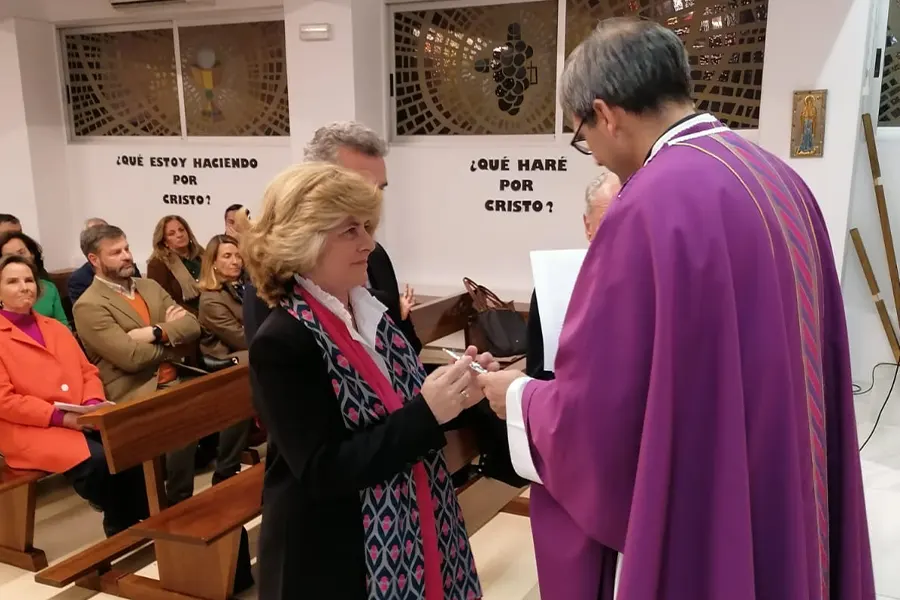Cristina recibe la cruz durante su incorporación al Regnum Christi