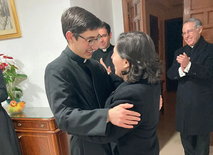 El H. Javier abraza a su madre, ya con hábito de Legionario de Cristo.