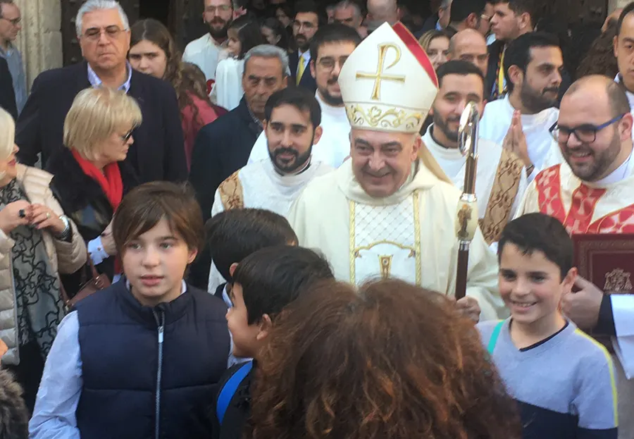 En la toma de posesión del nuevo arzobispo de Valencia, monseñor Enrique Benavent, junto a chicos del ECYD que fueron también invitados a la ceremonia