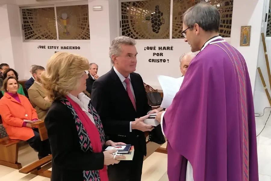 Javier y Cristina reciben los símbolos de su incorporación al Regnum Christi