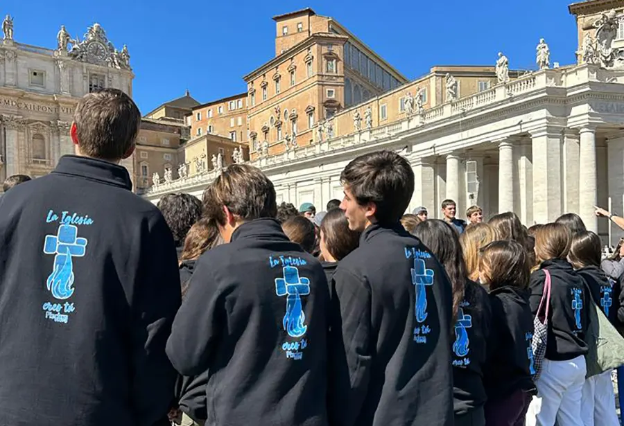 Los peregrinos del ECYD en la Plaza de San Pedro para ver y escuchar al Papa Francisco