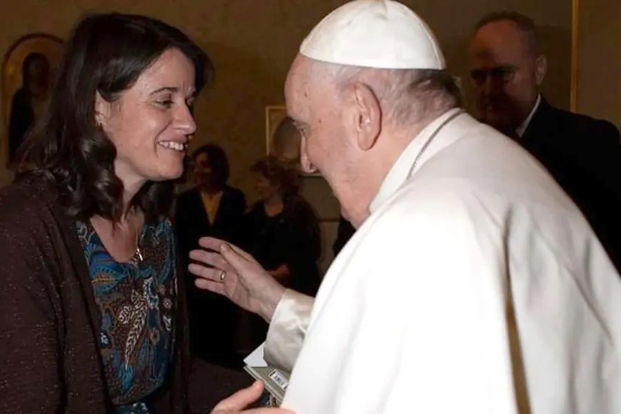 Marta Rodriguez consagrada del Regnum Christi con el Papa
