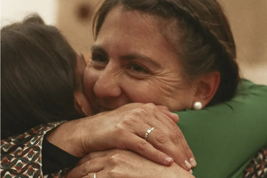 Tere Rodríguez, autora de Tu guardián, abraza a Helen González tras la emisión de votos definitivos