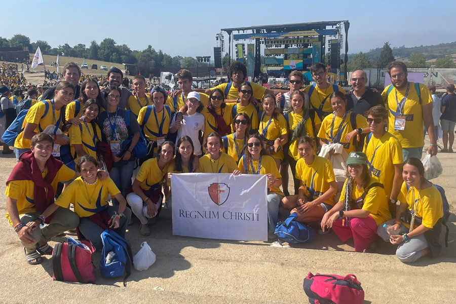 Un grupo de jóvenes del Regnum Christi de Valencia en la peregrinación europea de jóvenes principal