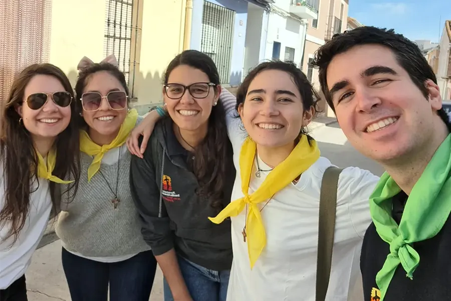 Carlos Ferrís y con unas chicas de Juventud Misionera