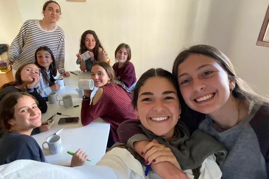 Lourdes con su grupo de chicas del ECYD en Valencia