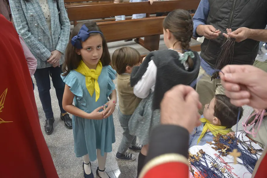 Una niña se acerca a recibir su cruz de misionera