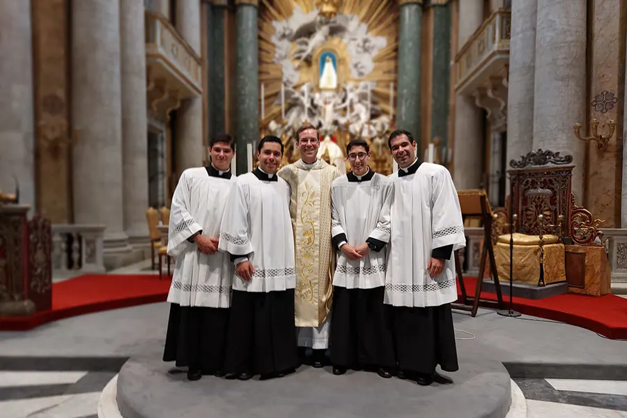 Novicios en las ordenaciones sacerdotales, con el P. Blanchette